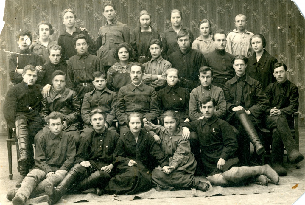 11.Члены комсомольской ячейки связи.Благовещенск, 1924 год .jpg